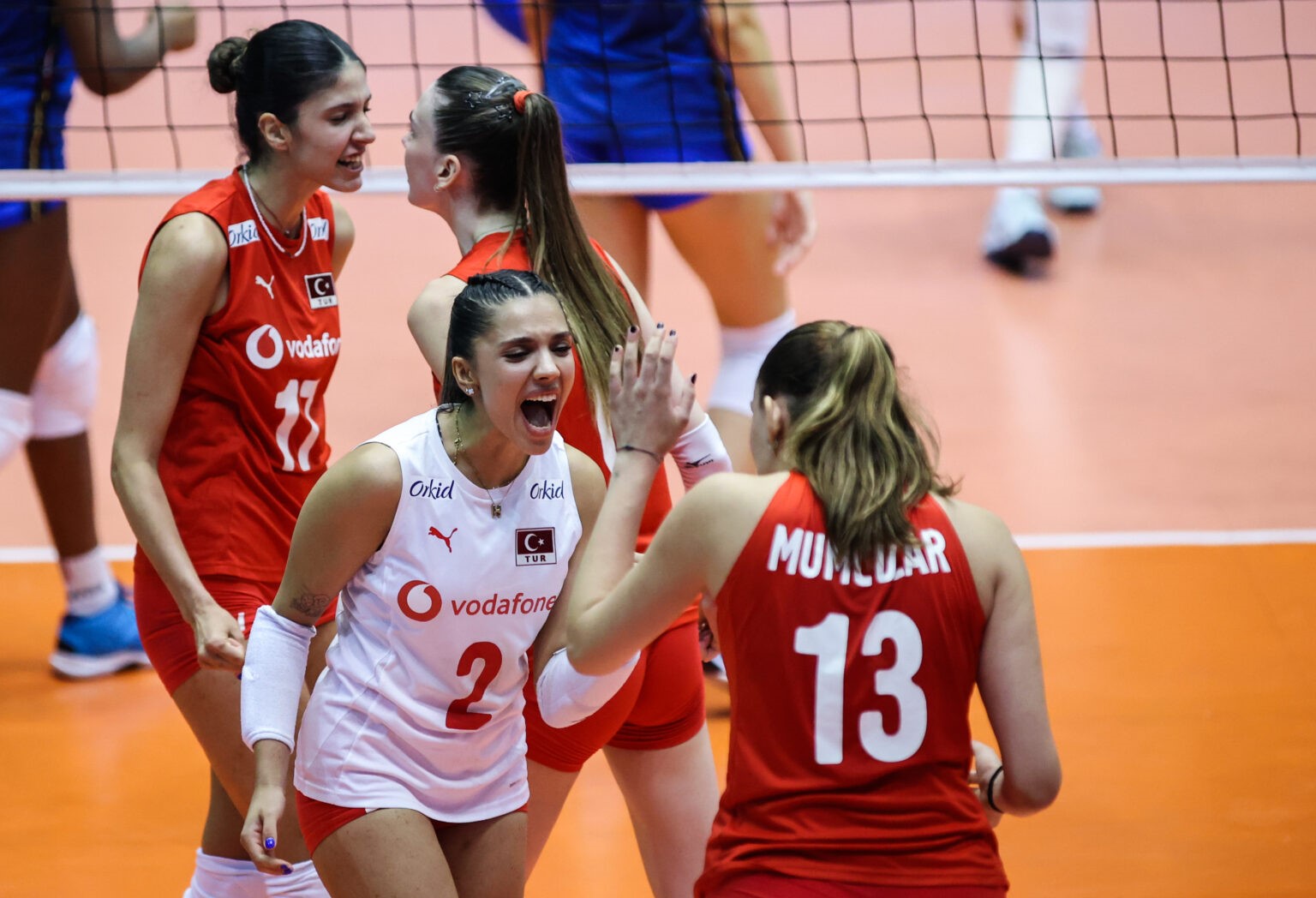 bayan-voleybol-takimi-na-maglup.jpg