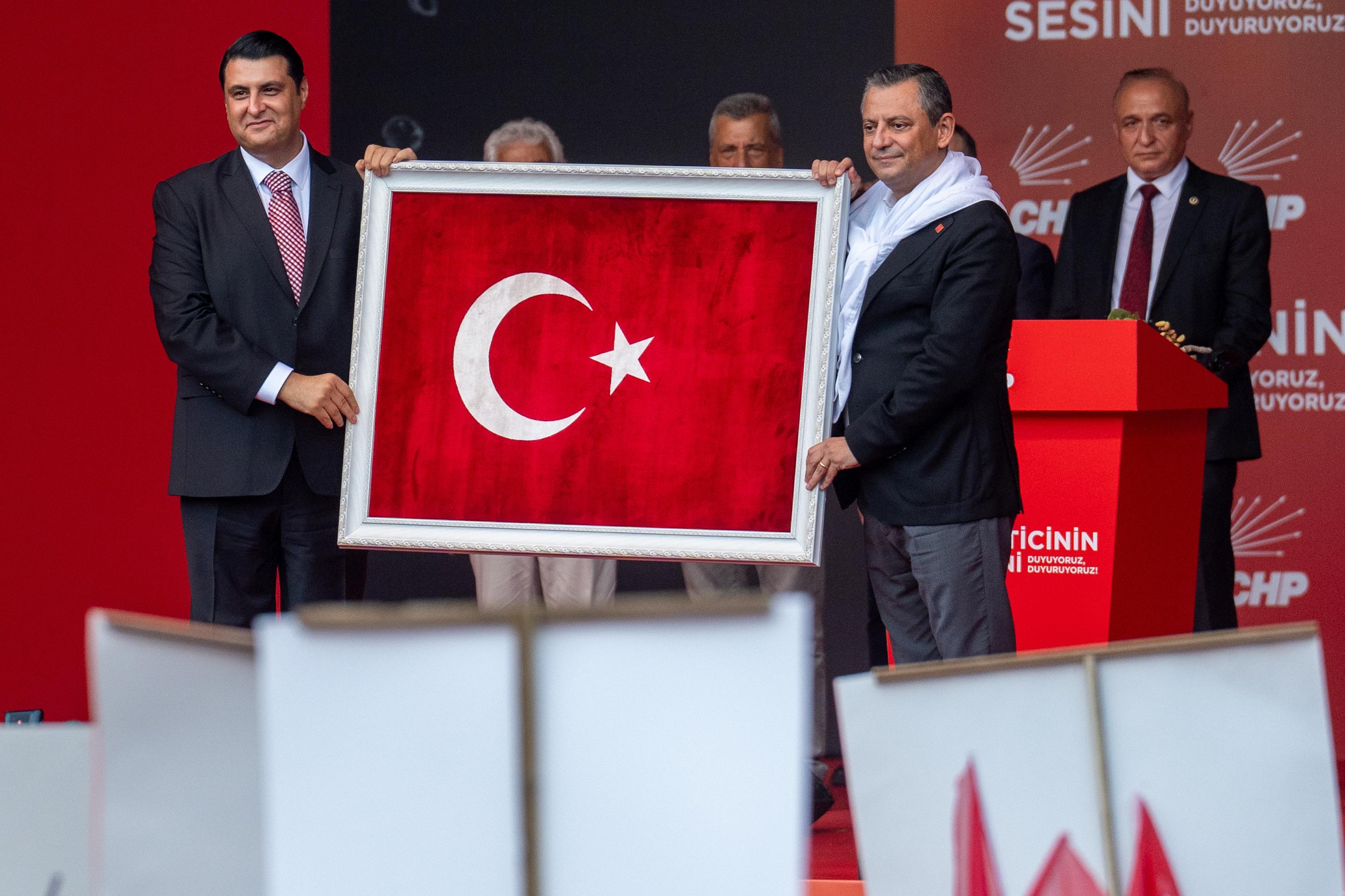 chp-ozgur-ozel-antepte-miting-ve-ataturk-posteri-hediye.jpeg