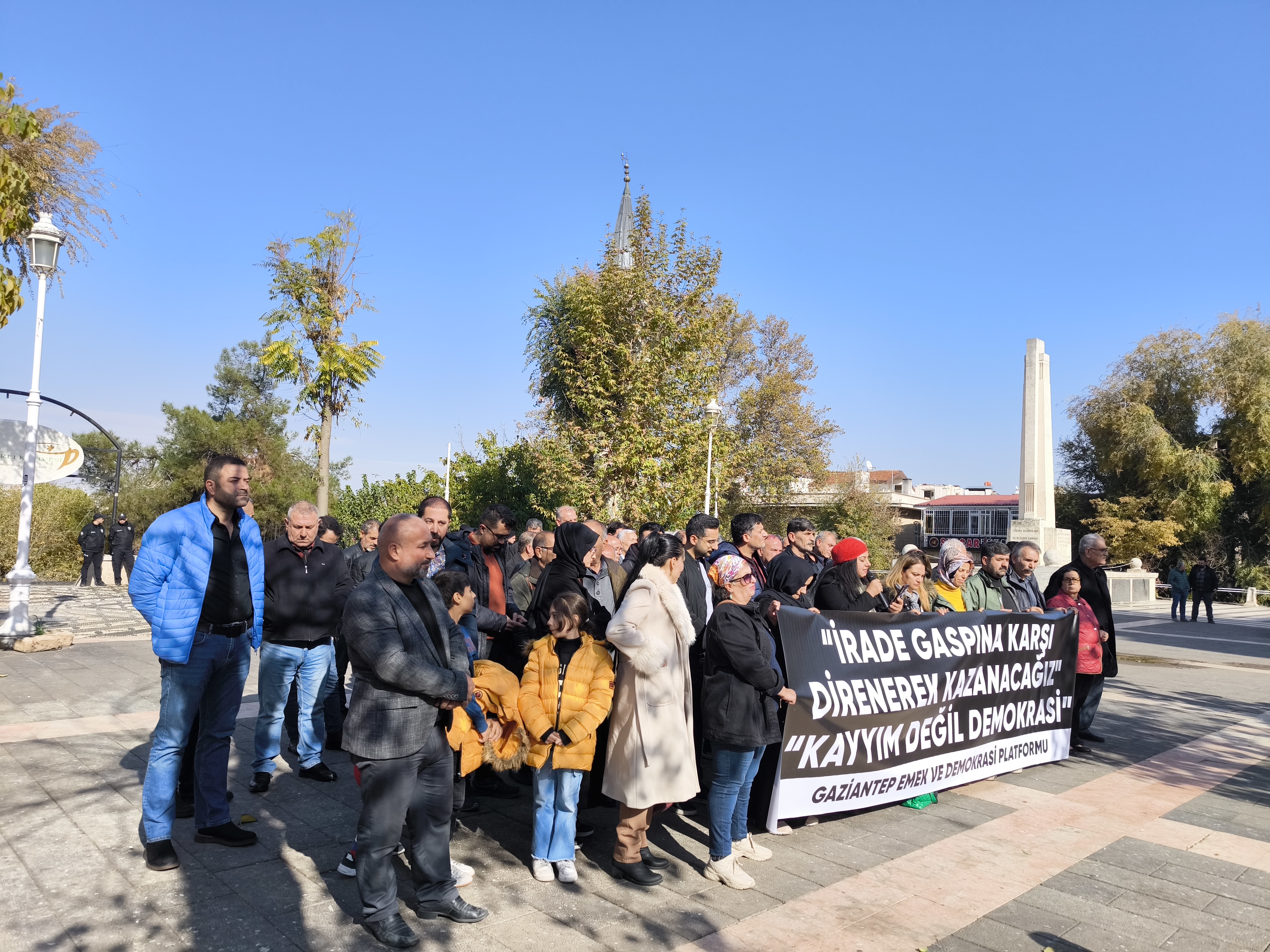 antep-te-dem-parti-kayyimi-protesto-etti-3.jpg