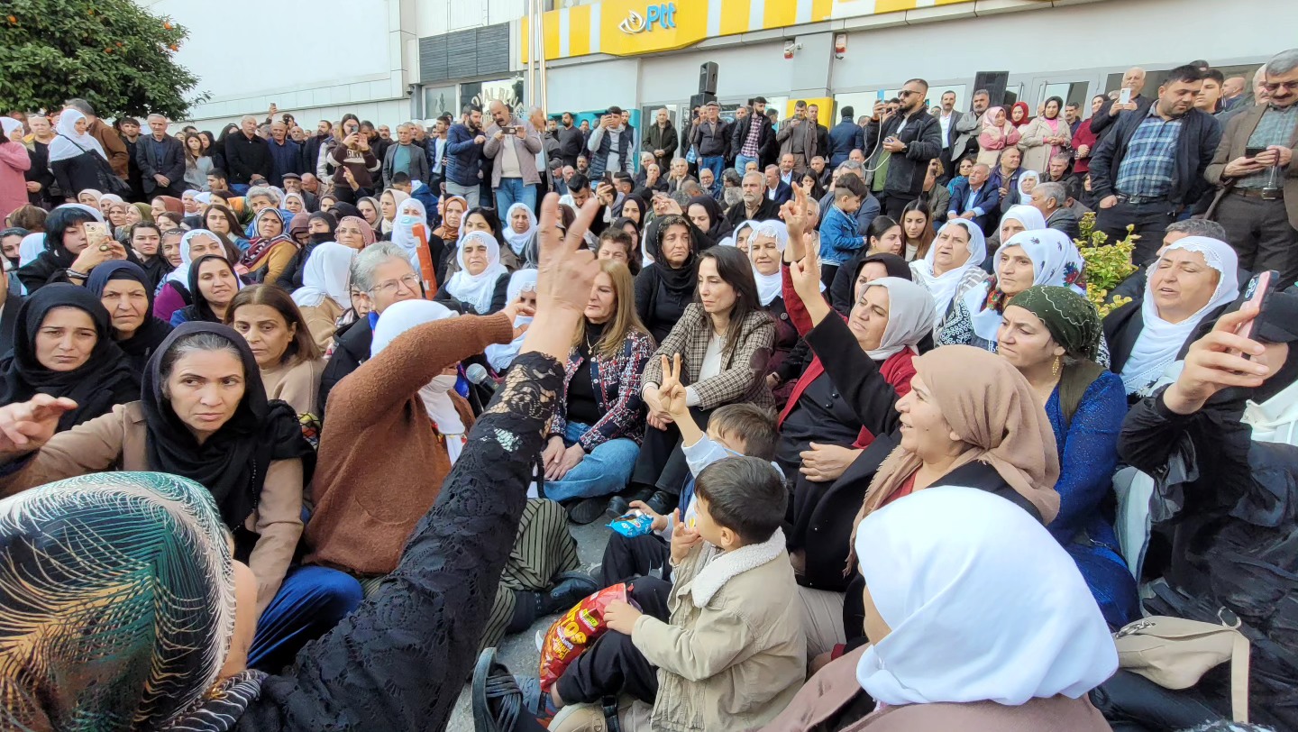 mersin-dem-parti-akdeniz-belediyesi-onu-tulay-hatimogullari.jpg