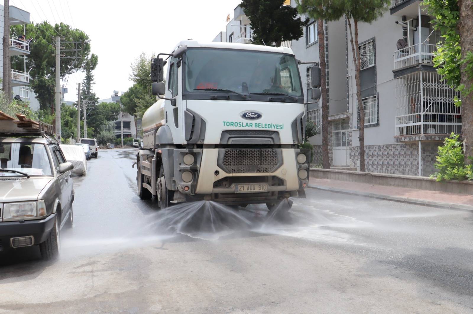toroslarda-67-mahallede-temizlik-yol-yikama-cim-bicme-ve-bakim-calismalari-araliksiz-suruyor-5.jpeg