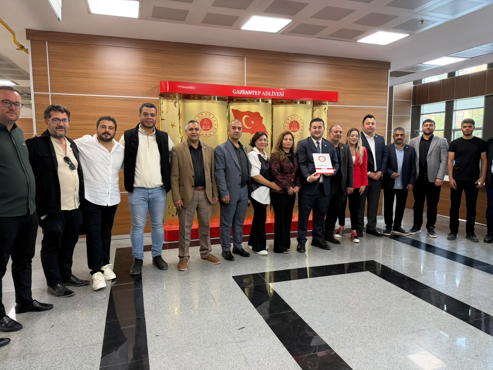 yeni-parti-sahinbey-ilce-baskani-ugur-kalkan-mazbatasini-aldi-5.jpeg